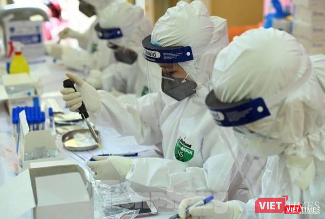 Test COVID-19 được thực hiện liên tục, khi số ca mắc mới ở nhiều tỉnh thành đang tăng lên chóng mặt. Ảnh: HCDC