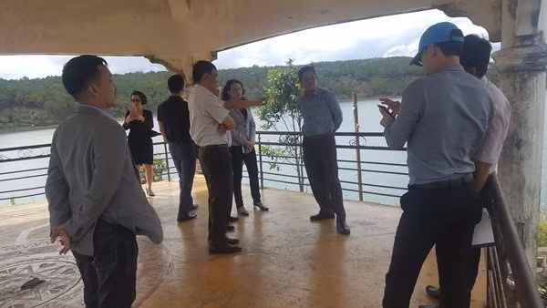 Lãnh đạo FLC cùng lãnh đạo Gia Lai khảo sát khu vực Biển Hồ. (Ảnh: Sở KH&ĐT Gia Lai)