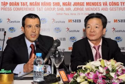 "Bầu" Hiển và "siêu cò" Jorge Mendes trong một buổi làm việc tại Việt Nam (Ảnh: Internet)