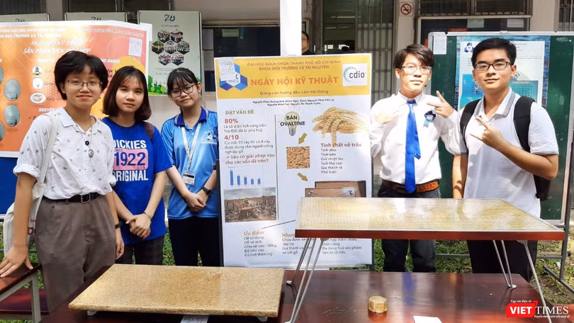 Nhóm 5 bạn trẻ (từ trái qua) Nguyễn Minh Tuệ, Nguyễn Thị Thanh Tuyền, Nguyễn Phúc Kiều Ly, Đoàn Ngọc Danh, Nguyễn Phan Quang Anh 