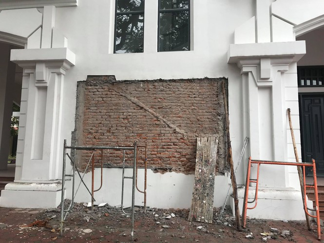 Phù điêu có hình thầy Hiệu trưởng đã bị gỡ khỏi bức tường - Ảnh Nguyên Khánh