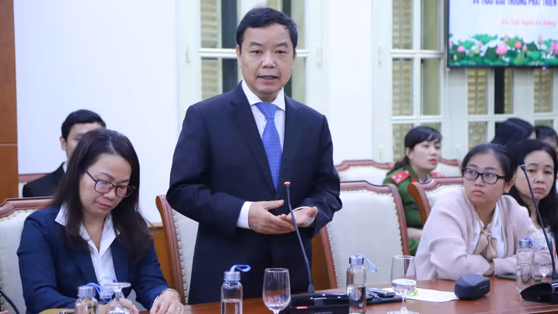 Ông Nguyễn Văn Phước, Giám đốc First News nhận giải thưởng của Bộ VHTT&DL vì đã có thành tích xuất sắc trong phát triển văn hóa đọc.