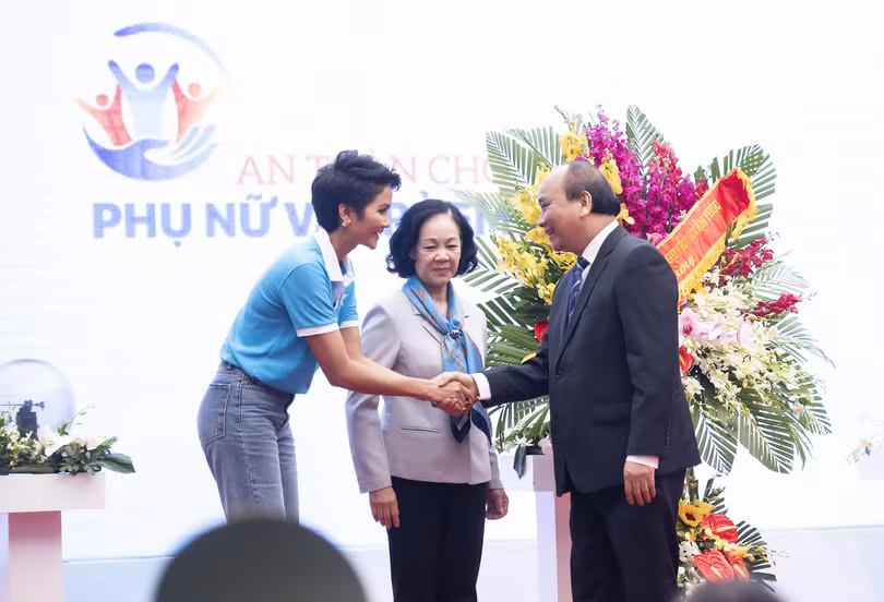 H' Hen Niê bắt tay Thủ tướng Nguyễn Xuân Phúc tại buổi lễ kêu gọi hành động vì phụ nữ và trẻ em gái 