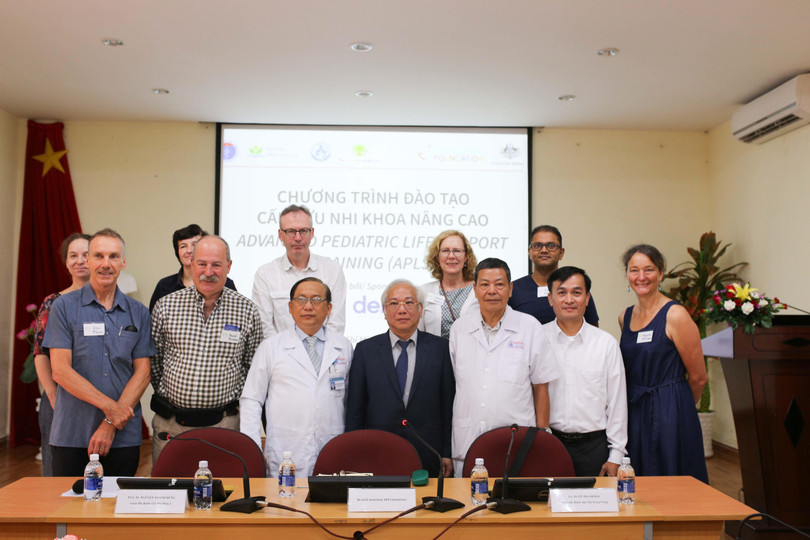 Các chuyên gia tại khóa đào tạo nâng cao năng lực cấp cứu Nhi khoa 