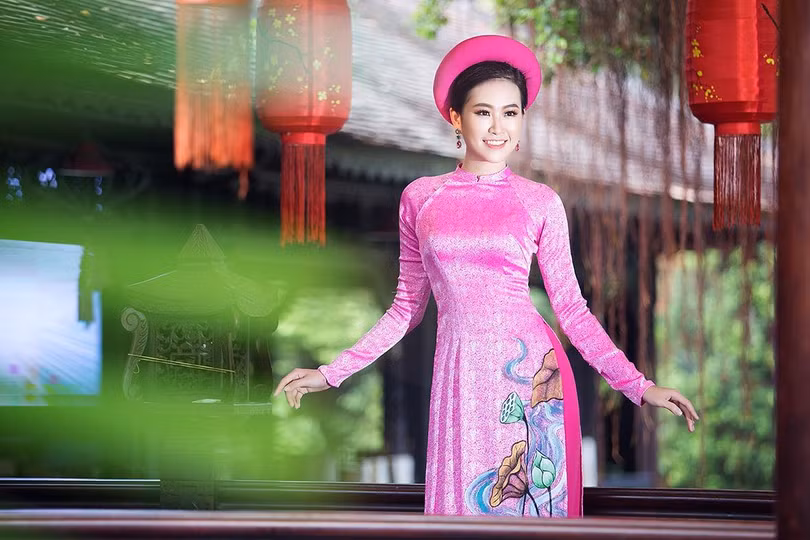 Trần Đình Thạch Thảo - Á hậu Phụ nữ Việt Nam 2017 xinh lung linh trong các mẫu áo dài của nhà thiết kế Việt Hùng