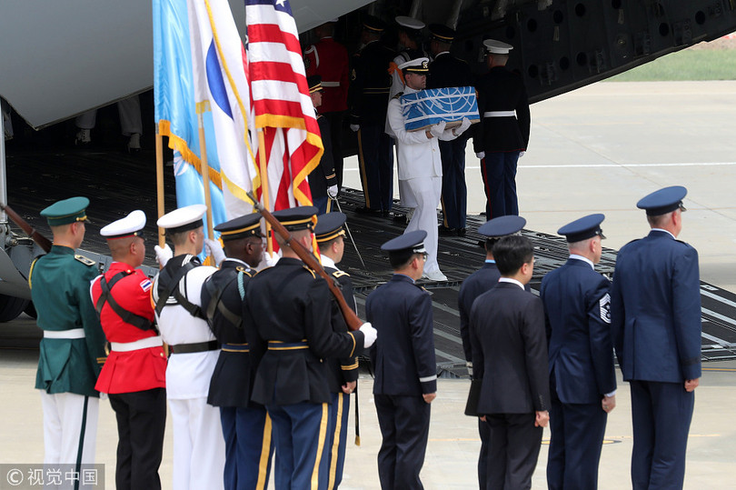 Hài cốt lính Mỹ được chuyển xuống máy bay tại căn cứ Osan ở Hàn Quốc.