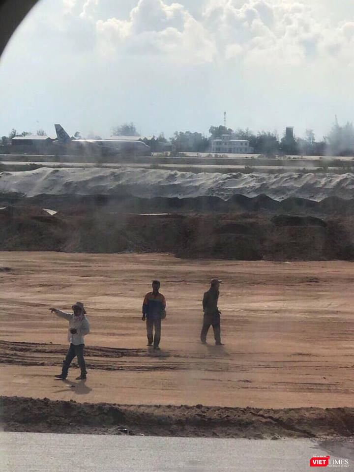 Hình ảnh chụp từ cửa sổ máy bay VN 7344 vừa hạ cánh nhầm đường băng đang xây tại CXR. (Ảnh: V.T)