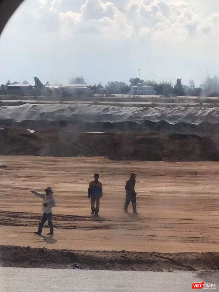 Hình ảnh chụp từ cửa sổ máy bay VN 7344 vừa hạ cánh nhầm đường băng đang xây tại CXR. (Ảnh: V.T)