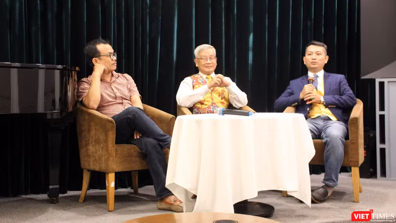 Các giám tuyển gồm có nhà nghiên cứu mỹ thuật Lý Đợi, nhà nghiên cứu mỹ thuật Ngô Kim Khôi và họa sĩ Ngô Trần Vũ (Ảnh: Tiểu Vũ) 