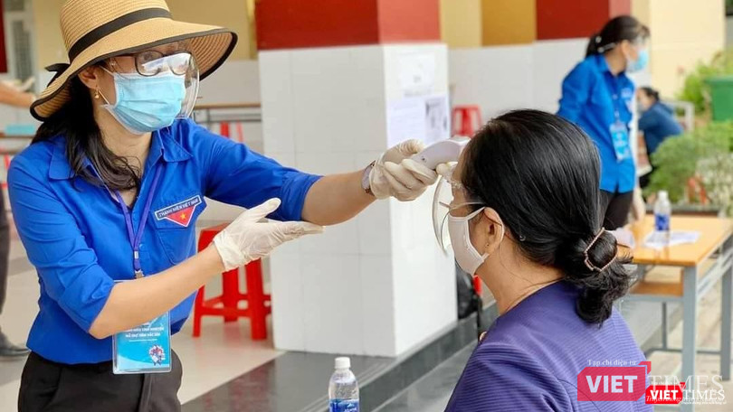 Kiểm tra thân nhiệt trước khi tiêm chủng COVID-19 cho người dân trong chiến dịch tiêm vaccine lớn nhất hơn 800.000 liều - Ảnh: HCDC