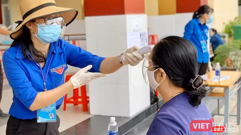 Kiểm tra thân nhiệt trước khi tiêm chủng COVID-19 cho người dân trong chiến dịch tiêm vaccine lớn nhất hơn 800.000 liều - Ảnh: HCDC Kiểm tra thân nhiệt trước khi tiêm chủng COVID-19 cho người dân trong chiến dịch tiêm vaccine lớn nhất hơn 800.000 liều - Ảnh: HCDC