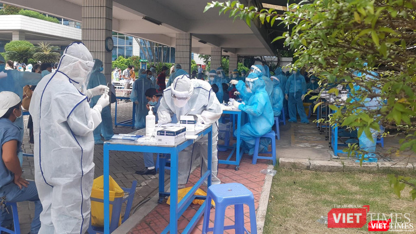 Lấy mẫu xét nghiệm COVID-19 - Ảnh: HCDC