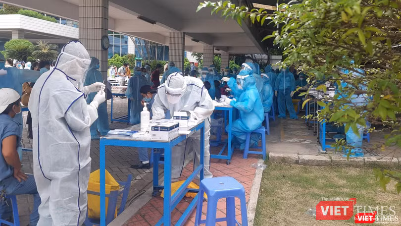 Lấy mẫu xét nghiệm tầm soát 5 triệu cư dân TP.HCM (Ảnh: HCDC)