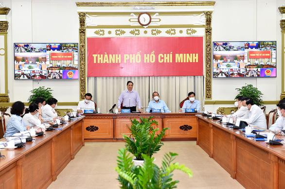 Thủ tướng Phạm Minh Chính chủ trì cuộc họp trực tuyến với TP.HCM và các địa phương lân cận thuộc vùng kinh tế trọng điểm phía Nam - Ảnh: VGP/Nhật Bắc