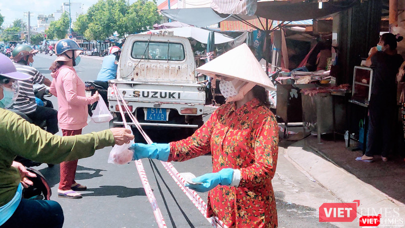 Phong toả giảm đáng kể số lượng người đến các chợ tự phát - Ảnh: Hoà Bình