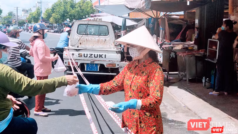 Phong toả giảm đáng kể số lượng người đến các chợ tự phát - Ảnh: Hoà Bình