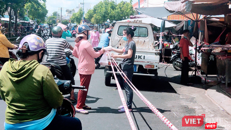 Chợ quận 4 đã bị phong toả để phòng dịch, thực hiện Chỉ thị 10, tránh tụ tập đông người