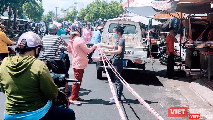 Chợ quận 4 đã bị phong toả để phòng dịch, thực hiện Chỉ thị 10, tránh tụ tập đông người