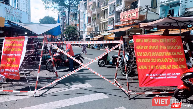 Phong toả các khu chợ truyền thống để phòng dịch - Ảnh: Hoà Bình