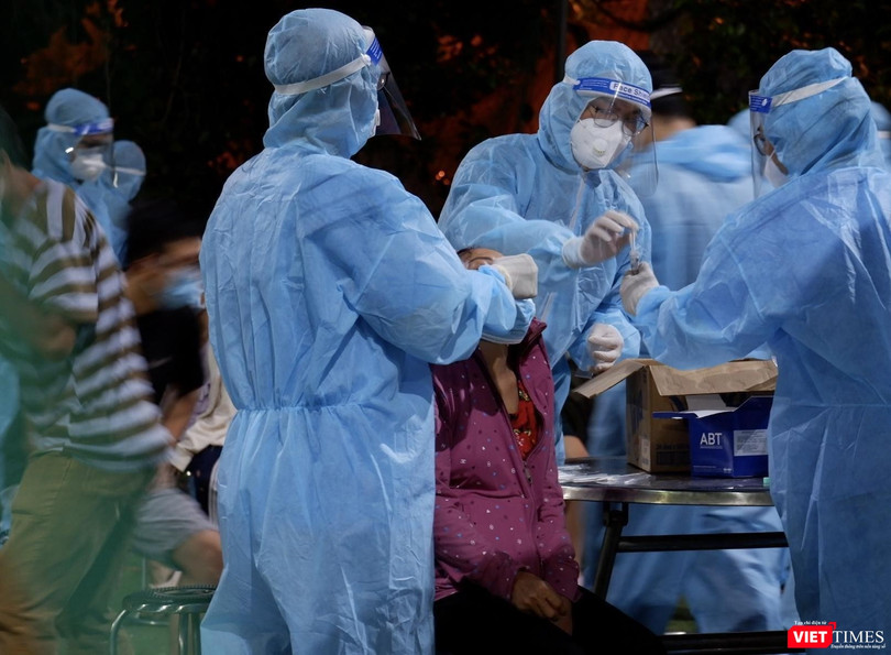 Lấy mẫu thử toàn quận Bình Tân, một địa bàn "nóng" hiện có 711 ca dương tính (Ảnh: HCDC) 