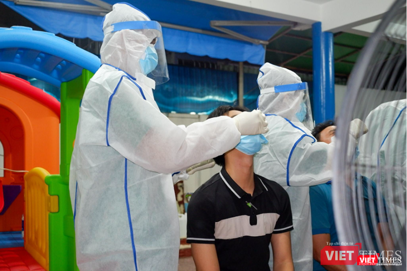 Lấy mẫu xét nghiệm cư dân liên quan chợ Sơn Kỳ - Ảnh: HCDC