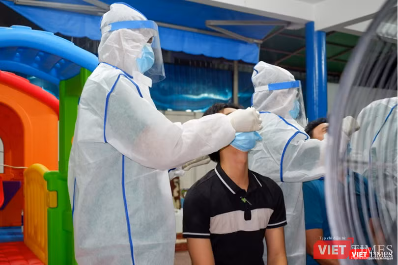 Lấy mẫu xét nghiệm cư dân liên quan chợ Sơn Kỳ - Ảnh: HCDC