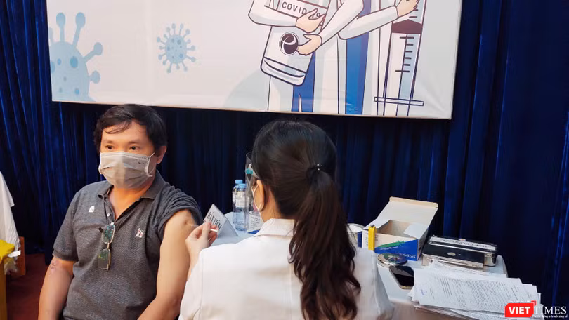 TP.HCM tiếp tục tiêm 930.000 liều vaccine COVID-19 trong khoảng 2-3 tuần liên tiếp (Ảnh: Hoà Bình) 