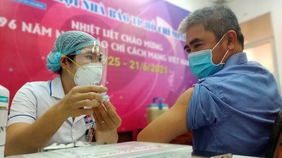 Tiêm vaccine COVID-19 cho nhiều nhà báo sáng 21/6 (Ảnh: Dũng Phương)