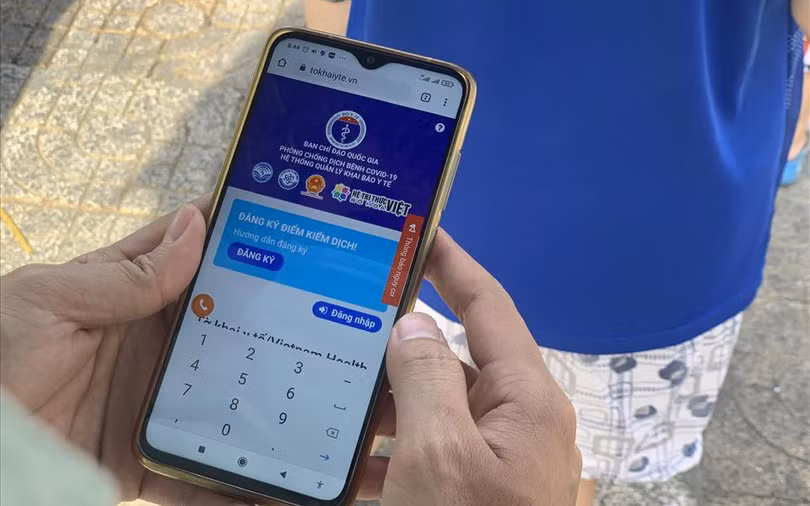Người dân TP.HCM khai báo y tế điện tử khi đi chợ (Ảnh: LĐ) 