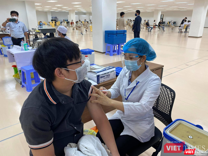 Tiêm chủng gấp vaccine COVID-19 cho cán bộ nhân viên TP.HCM - Ảnh: BYT