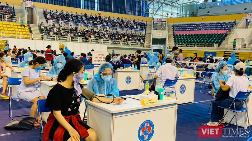 Giãn cách trật tự tiêm vaccine COVID-19 tại Nhà thi đấu Phú Thọ trong những ngày cuối chiến dịch - Ảnh: CTV