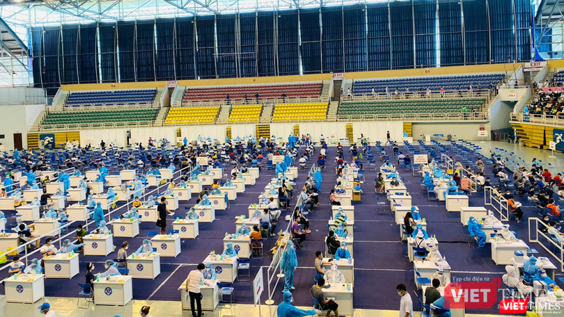 Phân luồng, giãn cách tiêm vaccine tại Nhà thi đấu Phú Thọ những ngày cuối chiến dịch - Ảnh: CTV