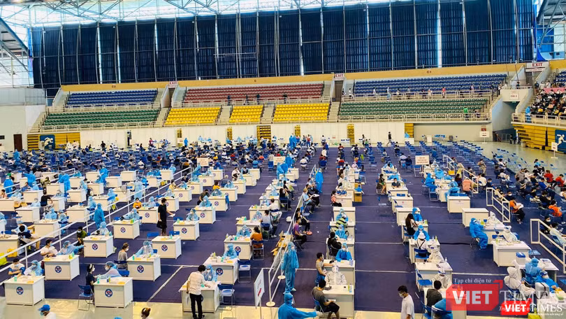 Phân luồng, giãn cách tiêm vaccine tại Nhà thi đấu Phú Thọ những ngày cuối chiến dịch - Ảnh: CTV Phân luồng, giãn cách tiêm vaccine tại Nhà thi đấu Phú Thọ những ngày cuối chiến dịch - Ảnh: CTV