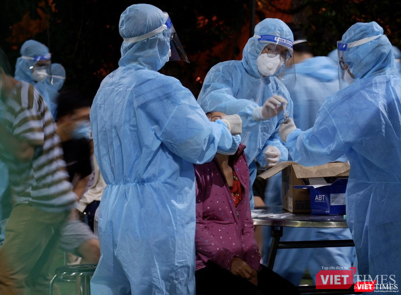 Lấy mẫu thử toàn quận BÌnh Tân - Ảnh: HCDC