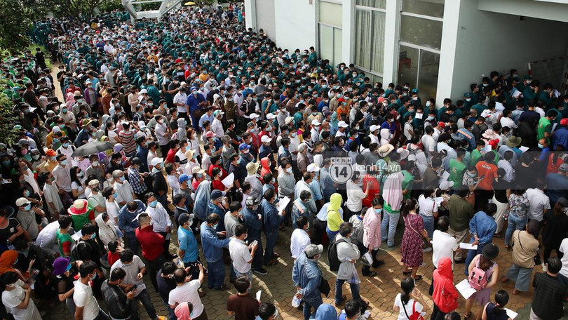 Khung cảnh trước Nhà thi đấu Phú Thọ khiến dấy lên lo ngại về việc giãn cách xã hội trong những ngày dịch bệnh hoành hành - Ảnh: Kênh 14