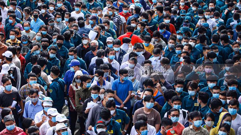 Hàng ngàn cán bộ nhân viên đi tiêm vaccine COVID-19 - Ảnh Kênh 14 Hàng ngàn cán bộ nhân viên đi tiêm vaccine COVID-19 - Ảnh Kênh 14