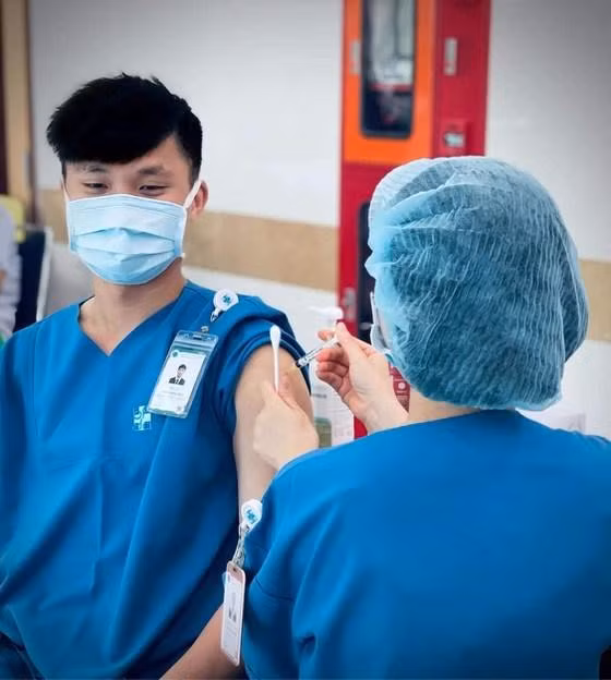 Nhân viên y tế Bệnh viện Đại học Y dược TP.HCM tiêm vaccine COVID-19 mũi 2 - Ảnh BVCC Nhân viên y tế Bệnh viện Đại học Y dược TP.HCM tiêm vaccine COVID-19 mũi 2 - Ảnh BVCC