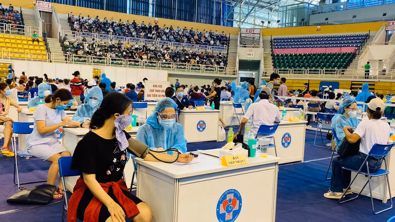 Địa điểm tiêm chủng COVID-19 tại Nhà thi đấu Phú Thọ đã được giãn cách hợp lý trong những ngày cuối chiến dịch (Ảnh: CTV) 