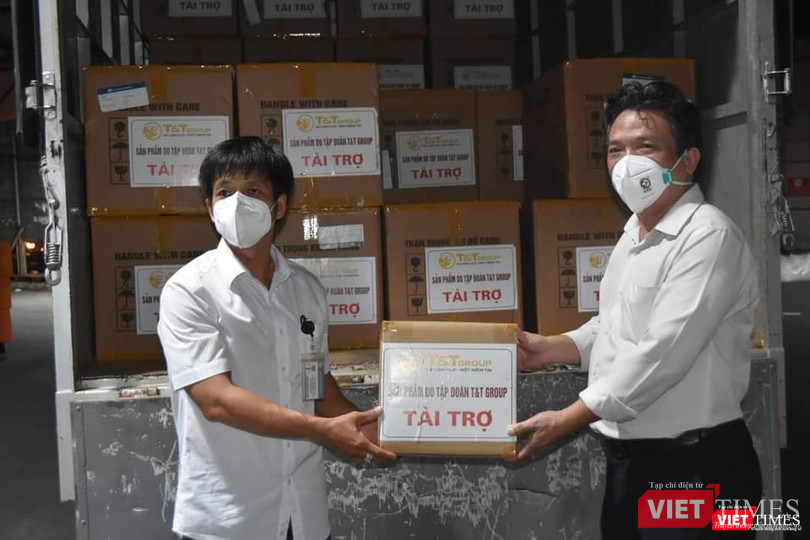 Đại diện tập đoàn T&amp;T và đại diện HCDC tại buổi bàn giao - Ảnh: Khôi Nguyễn