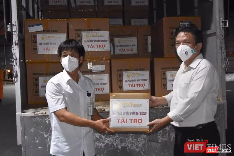 Đại diện tập đoàn T&amp;T và đại diện HCDC tại buổi bàn giao - Ảnh: Khôi Nguyễn