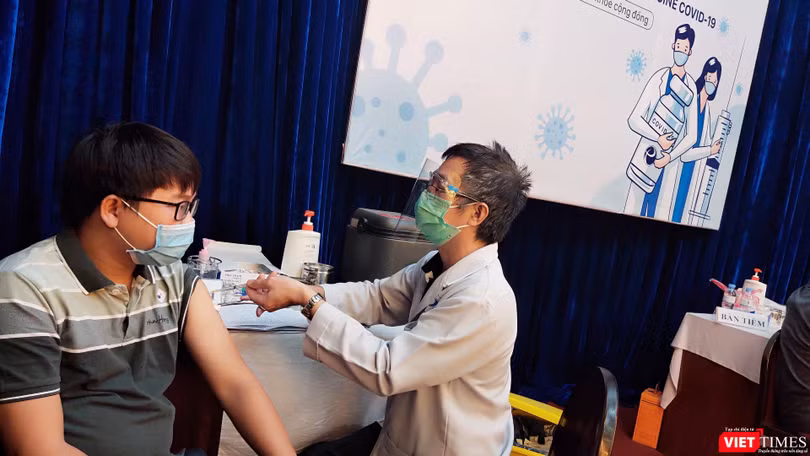 Tiêm chủng vaccine COVID-19 cho người dân TP.HCM - Ảnh: Hoà Bình