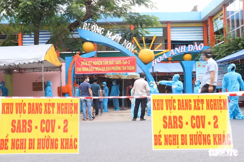 Trường mầm non Hoa Anh Đào là 1 trong 4 điểm ở phường Tân Thành, quận Tân Phú triển khai lấy mẫu xét nghiệm trên diện rộng - Ảnh: Xuân Mai Trường mầm non Hoa Anh Đào là 1 trong 4 điểm ở phường Tân Thành, quận Tân Phú triển khai lấy mẫu xét nghiệm trên diện rộng - Ảnh: Xuân Mai
