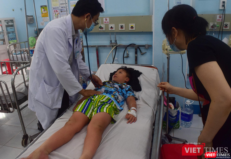 TS.BS Nguyễn Minh Tuấn - Trưởng khoa Sốt xuất huyết - Bệnh viện Nhi đồng I (TP.HCM) khám cho bệnh nhi mắc SXH TS.BS Nguyễn Minh Tuấn - Trưởng khoa Sốt xuất huyết - Bệnh viện Nhi đồng I (TP.HCM) khám cho bệnh nhi mắc SXH