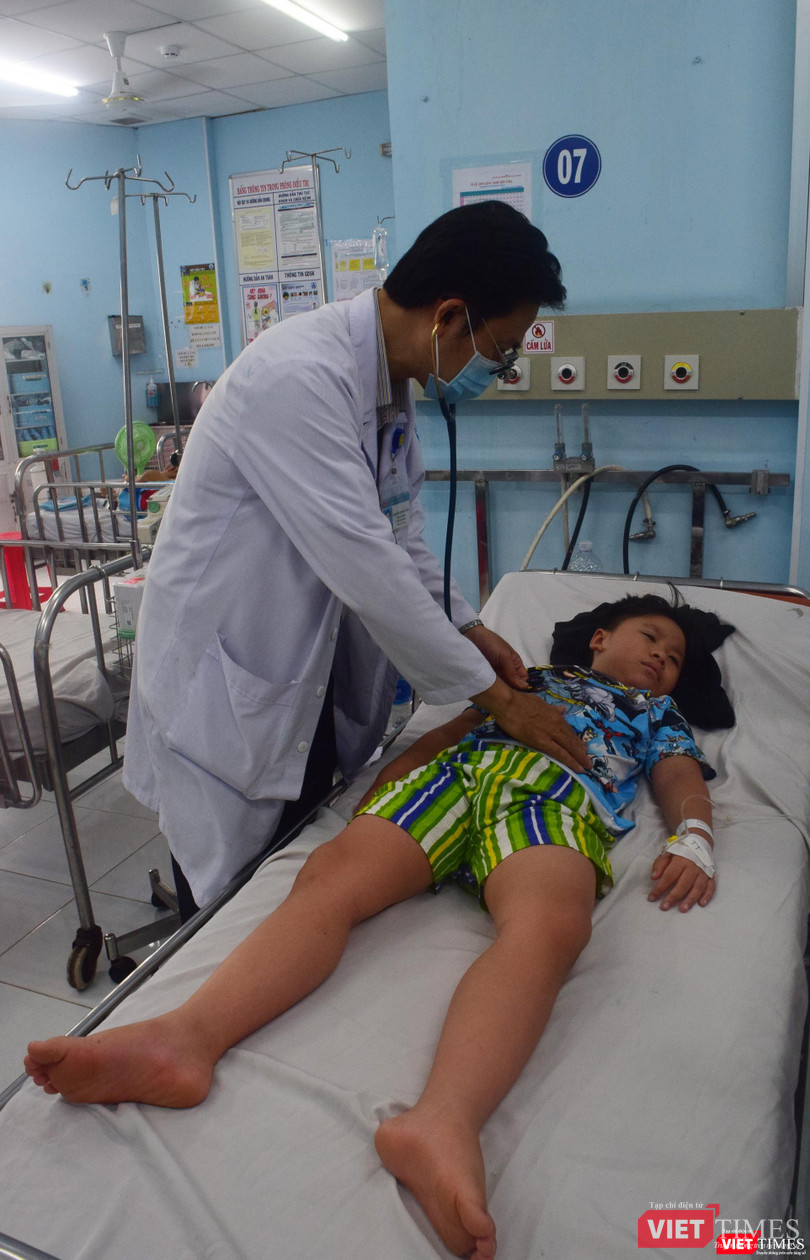 Gia đình bệnh nhi này cho biết trong nhà có 2 con thì cả 2 bé cùng mắc sốt xuất huyết và phải nhập viện vào hai bệnh viện khác nhau, ba mẹ phải chia nhau nghỉ làm để chăm nuôi hai con