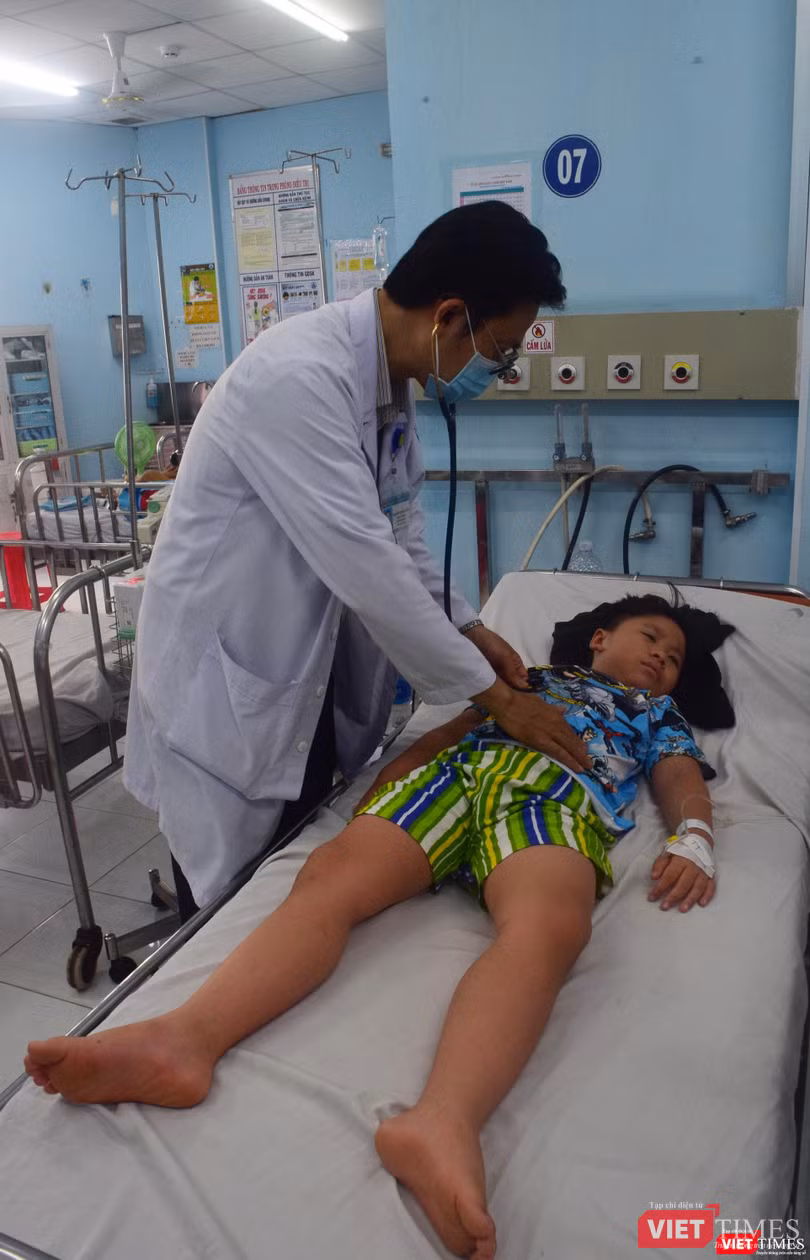 Gia đình bệnh nhi này cho biết trong nhà có 2 con thì cả 2 bé cùng mắc sốt xuất huyết và phải nhập viện vào hai bệnh viện khác nhau, ba mẹ phải chia nhau nghỉ làm để chăm nuôi hai con Gia đình bệnh nhi này cho biết trong nhà có 2 con thì cả 2 bé cùng mắc sốt xuất huyết và phải nhập viện vào hai bệnh viện khác nhau, ba mẹ phải chia nhau nghỉ làm để chăm nuôi hai con