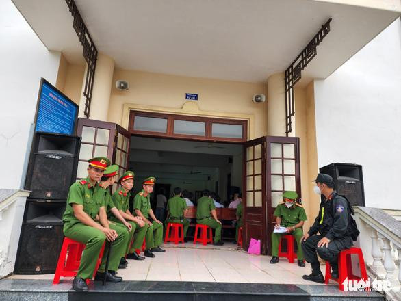 Phiên tòa được thắt chặt an ninh. Ảnh : Tuổi trẻ Phiên tòa được thắt chặt an ninh. Ảnh : Tuổi trẻ