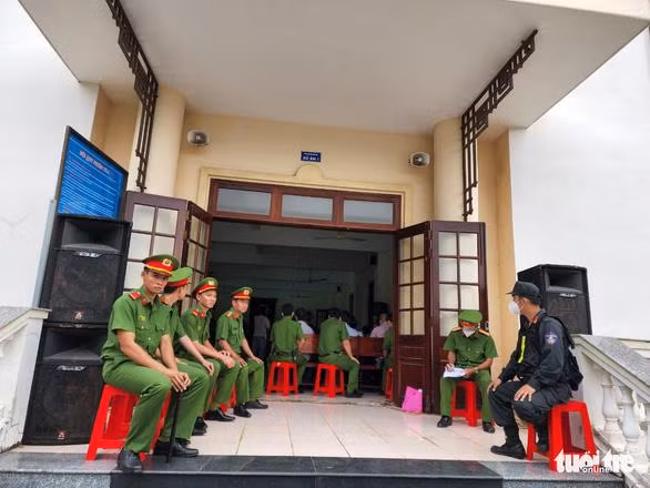 Phiên tòa được thắt chặt an ninh. Ảnh : Tuổi trẻ