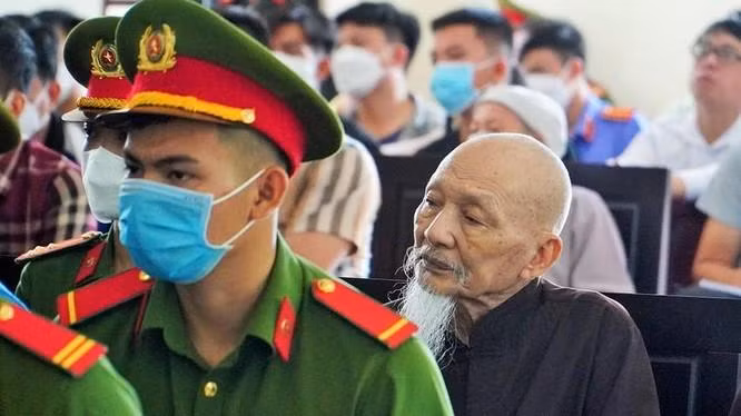 Bị cáo 90 tuổi Lê Tùng Vân nói "vẫn còn độc thân, đang chờ lấy vợ" 