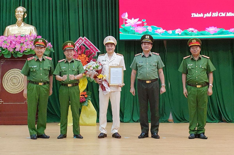 Đại tá Mai Hoàng (giữa) tại buổi lễ trao quyết định. Ảnh: Báo CAND