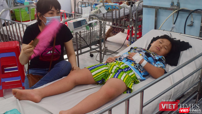Bệnh nhi SXH chuyển từ BV Quận 12 tới BV Nhi Đồng 1- Ảnh: Hòa Bình